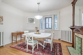 Beautiful Vintage 2BR- Heart Of Downtown