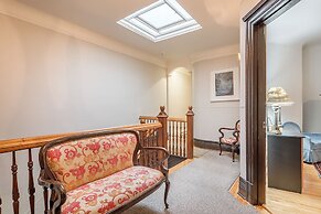 Beautiful Vintage 2BR- Heart Of Downtown