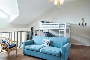 Ad651-sunny and Chairs