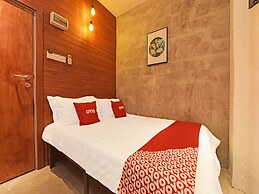 OYO 90662 The 1975 Hotel