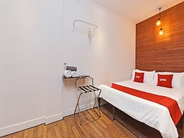 OYO 90662 The 1975 Hotel