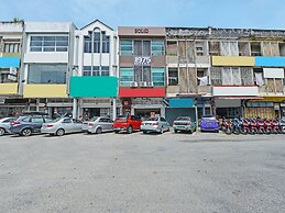 OYO 90662 The 1975 Hotel