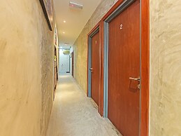 OYO 90662 The 1975 Hotel