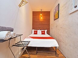 OYO 90662 The 1975 Hotel