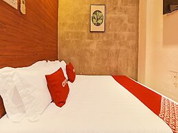 OYO 90662 The 1975 Hotel