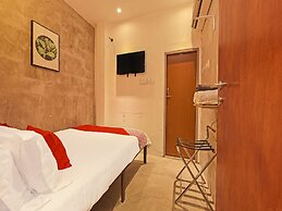 OYO 90662 The 1975 Hotel