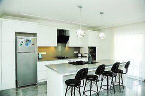 Hot Tub- Fireplace- Pets- Sleeps 9- Parking- Pool