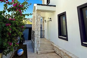 Hot Tub- Fireplace- Pets- Sleeps 9- Parking- Pool