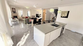 Hot Tub- Fireplace- Pets- Sleeps 9- Parking- Pool