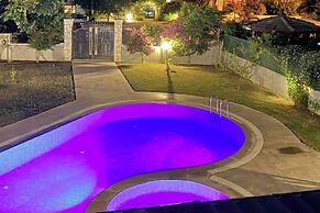 Hot Tub- Fireplace- Pets- Sleeps 9- Parking- Pool