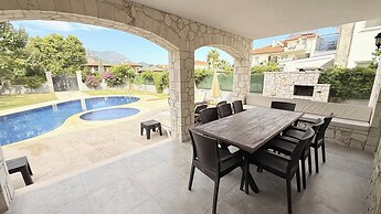 Hot Tub- Fireplace- Pets- Sleeps 9- Parking- Pool