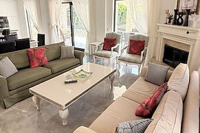 Hot Tub- Fireplace- Pets- Sleeps 9- Parking- Pool