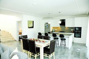 Hot Tub- Fireplace- Pets- Sleeps 9- Parking- Pool