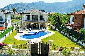 Hot Tub- Fireplace- Pets- Sleeps 9- Parking- Pool