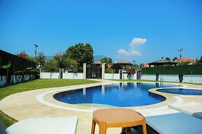 Hot Tub- Fireplace- Pets- Sleeps 9- Parking- Pool