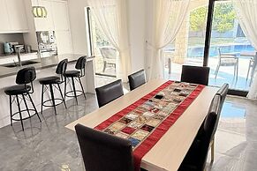 Hot Tub- Fireplace- Pets- Sleeps 9- Parking- Pool