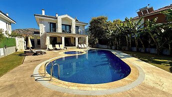 Hot Tub- Fireplace- Pets- Sleeps 9- Parking- Pool