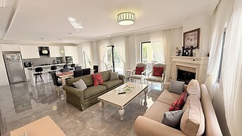 Hot Tub- Fireplace- Pets- Sleeps 9- Parking- Pool