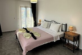 Hot Tub- Fireplace- Pets- Sleeps 9- Parking- Pool