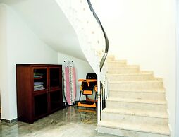 Hot Tub- Fireplace- Pets- Sleeps 9- Parking- Pool