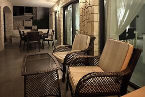 Hot Tub- Fireplace- Pets- Sleeps 9- Parking- Pool