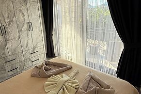 Hot Tub- Fireplace- Pets- Sleeps 9- Parking- Pool