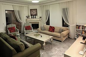Hot Tub- Fireplace- Pets- Sleeps 9- Parking- Pool