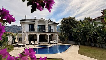 Hot Tub- Fireplace- Pets- Sleeps 9- Parking- Pool