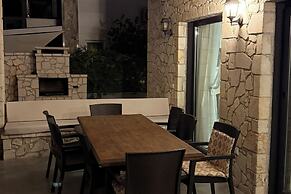 Hot Tub- Fireplace- Pets- Sleeps 9- Parking- Pool