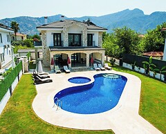 Hot Tub- Fireplace- Pets- Sleeps 9- Parking- Pool