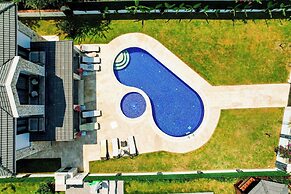 Hot Tub- Fireplace- Pets- Sleeps 9- Parking- Pool