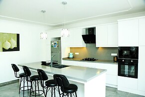 Hot Tub- Fireplace- Pets- Sleeps 9- Parking- Pool