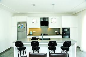 Hot Tub- Fireplace- Pets- Sleeps 9- Parking- Pool