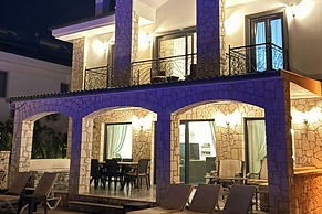 Hot Tub- Fireplace- Pets- Sleeps 9- Parking- Pool