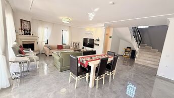 Hot Tub- Fireplace- Pets- Sleeps 9- Parking- Pool