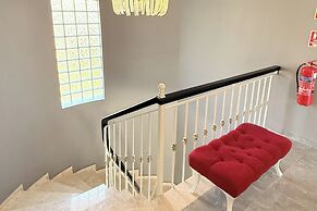 Hot Tub- Fireplace- Pets- Sleeps 9- Parking- Pool
