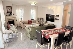 Hot Tub- Fireplace- Pets- Sleeps 9- Parking- Pool