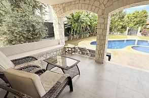 Hot Tub- Fireplace- Pets- Sleeps 9- Parking- Pool