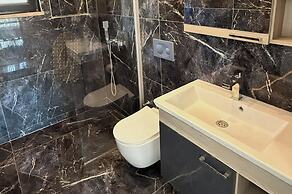 Hot Tub- Fireplace- Pets- Sleeps 9- Parking- Pool