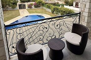 Hot Tub- Fireplace- Pets- Sleeps 9- Parking- Pool