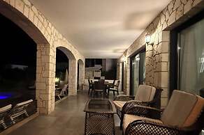 Hot Tub- Fireplace- Pets- Sleeps 9- Parking- Pool