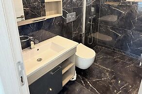 Hot Tub- Fireplace- Pets- Sleeps 9- Parking- Pool