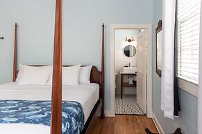 The Porch on Frances Inn