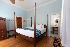 The Porch on Frances Inn