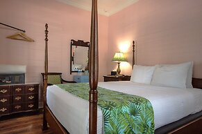 The Porch on Frances Inn