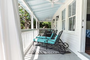 The Porch on Frances Inn