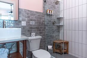 The Porch on Frances Inn