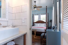 The Porch on Frances Inn