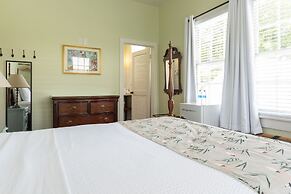 The Porch on Frances Inn