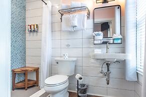 The Porch on Frances Inn